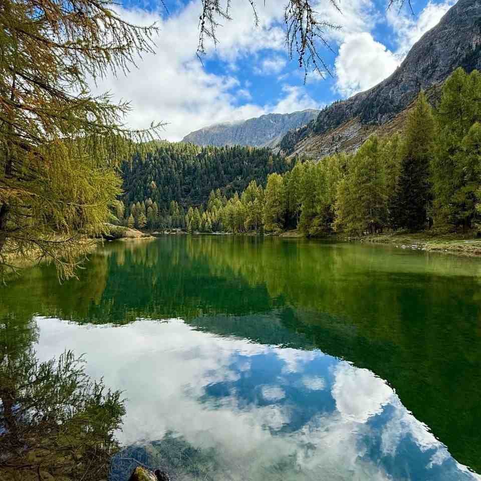 دانلود آهنگ چپ راست مندلی لش رو مبل صندلی (ترند اینستایی)